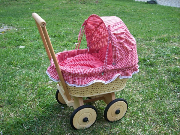 кукла вагон кошница розов цвят - на тревата