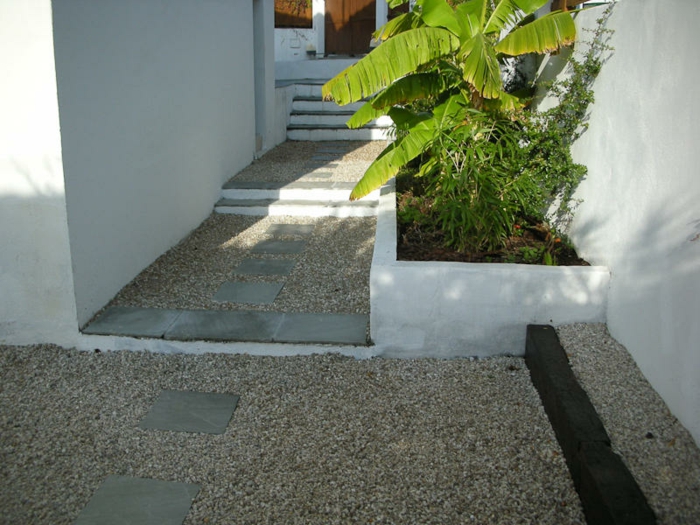 Каменни настилки и камъни по пътя, зелени растения - модерен предстен двор