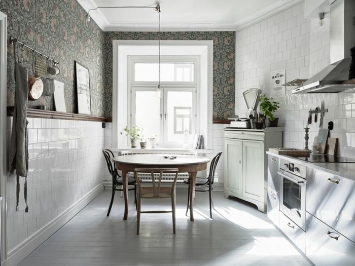 prostorno-kuhinja-okrugli-stol-stilski siva pozadina