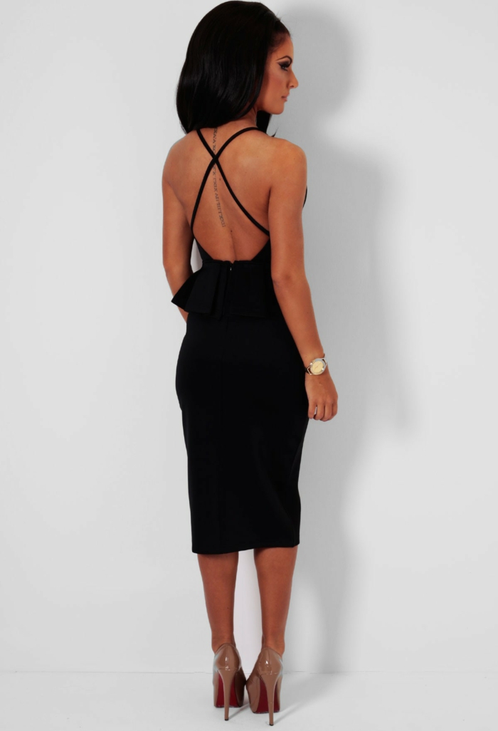 robe noire backless modèle