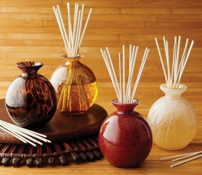 miris i prostor, okrugle vaze, drveni štapići, mirisni osvježivač, aromaterapija