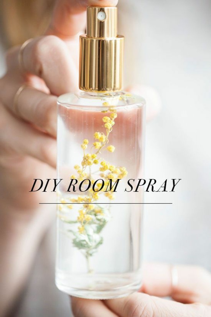 Helyezzen be szobát, parfümös palackot, illatosító spray-t virággal