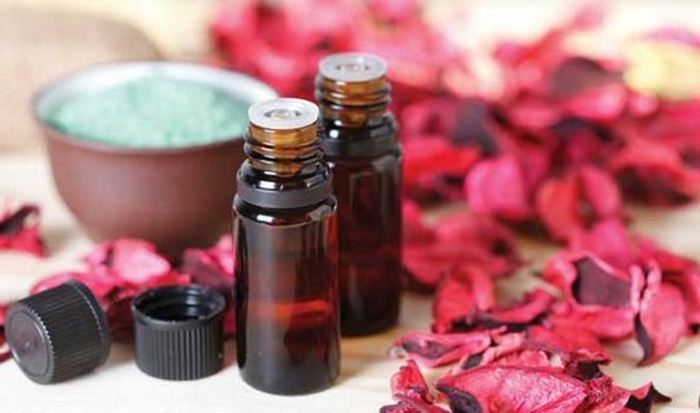 osvježite miris mjesta s eteričnim uljima i ružnim lišćem