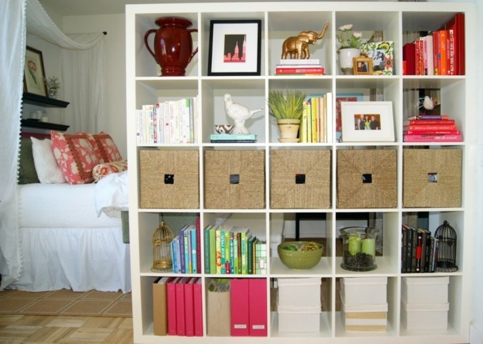 αίθουσα διαιρέτες-ράφι ράφι χώρο trenner-διαμέρισμα-shelf-βιβλία στο ράφι του δωματίου διαιρέτες υπνοδωματίων ξύλο δάπεδο διπλό κρεβάτι πολύχρωμο μαξιλάρια