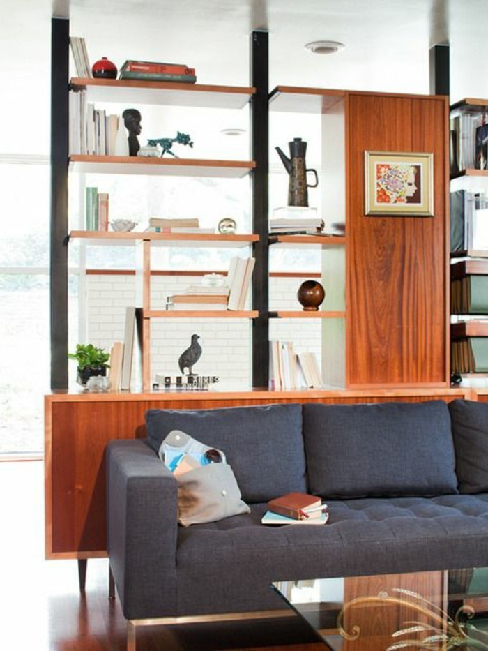 δωμάτιο διαιρέτες-ράφια-χώρισμα-shelf-ράφια-ως-ένας πίνακας δάπεδο γυάλινο διαχωριστικό τοίχωμα-χώρο στα ράφια trenner-σαλόνι-σκούρο καναπέ-ξύλινα