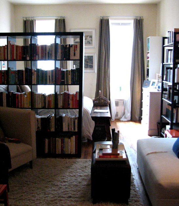 Idea de división de habitación estantes con libros