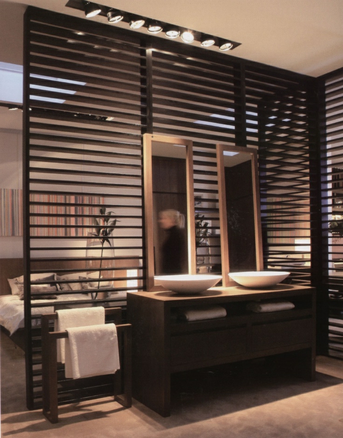 Prostor trenner-of-drvo-dva elegantna ogledalo-in-kupaonici