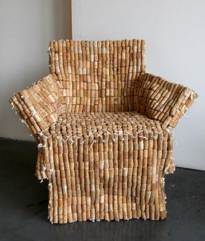 מחזור רהיטים-יצירתי-עיצוב-כיסא מתוצרת-של-פקק