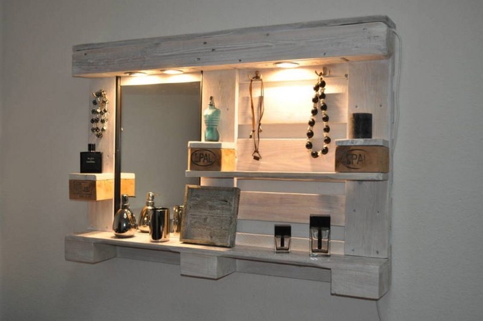 para construir una idea sobre el estante del sujeto a partir de palés: lámparas, velas pequeñas y un espejo