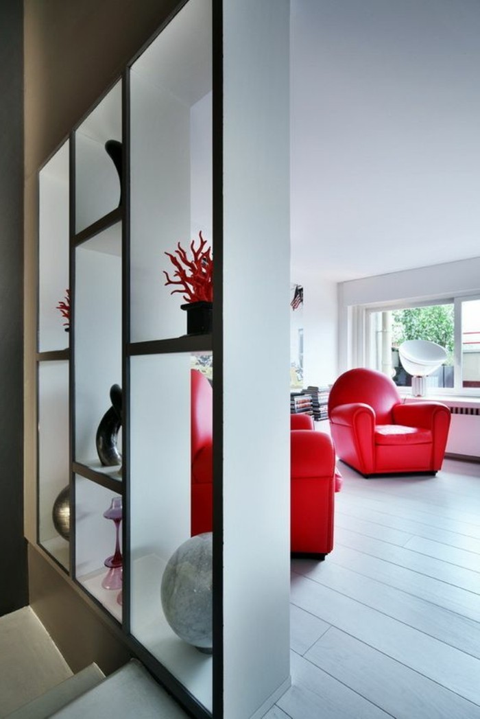 χώρο στα ράφια trenner-διαμέρισμα-shelf-ράφια-as-a διαχωριστικό τοίχο-open-shelf-διαμέρισμα-κόκκινο-δερμάτινες πολυθρόνες, ξύλινα πατώματα