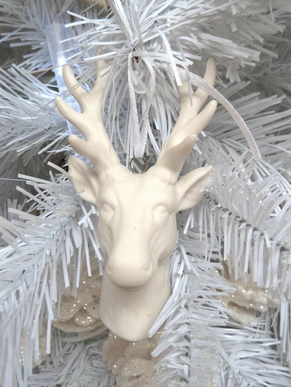 bijeli božićni ukras - bijela jela s glavom na prsima