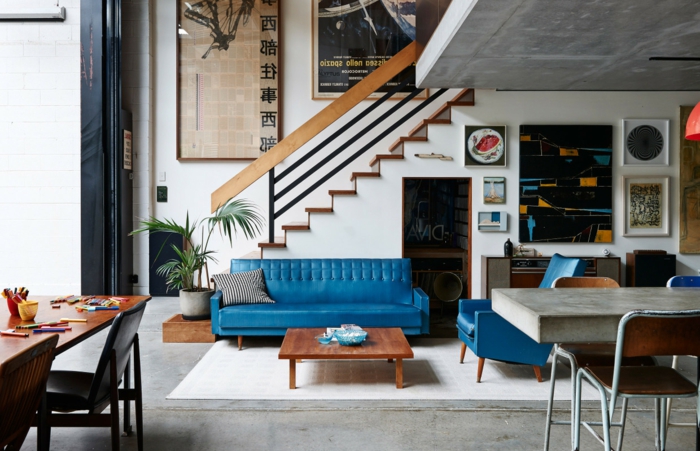 sininen sohva ja nojatuoli pieni pöydän kuvia seinälle - 50s koristelu