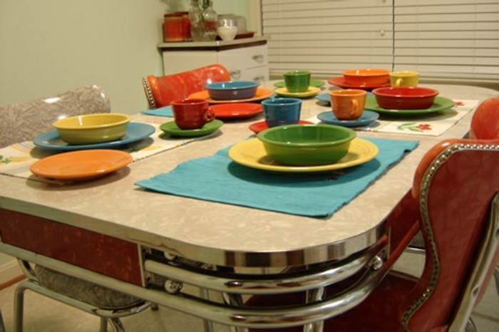الرجعية الديكور-في-المطبخ الملونة تصميم جذاب طاولة المائدة