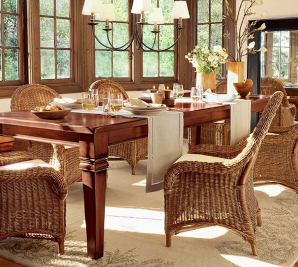 ретро-интериорни-ратанови столове в трапезарията - красив кристален полилей и големи прозорци