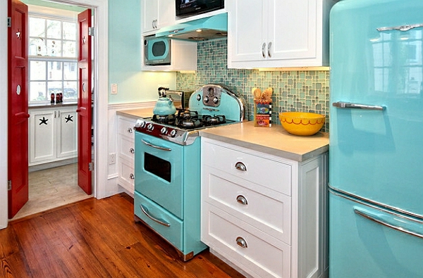 retro keittiö, jossa huonekalut valkoinen ja sininen