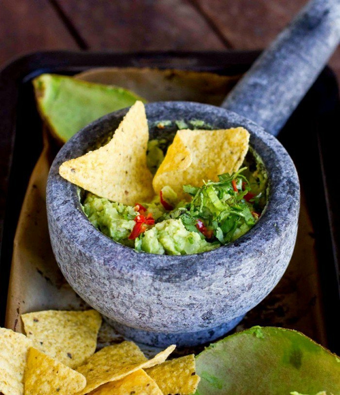 avokado umočiti s čips tortilla čips s guacamole hrane začina ideja ukusna hrana za snacking zdrava