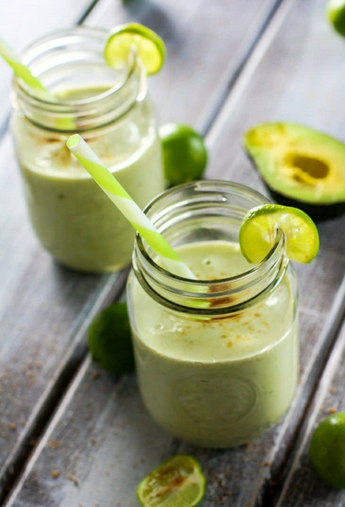 smoothie s avokado lime pokupiti doručak u staklu poslužiti sok od limuna zdrava u jutro probavni