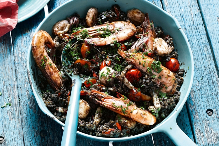 черен ориз рецепта средиземноморска храна garnellen домати босилек син цвят дървена маса