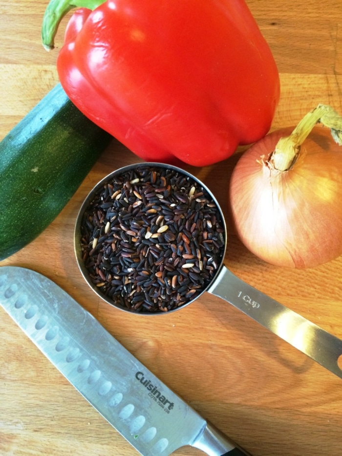crna riža crveni paprika luk krastavci bundeva nož na stolu priprema za kuhanje