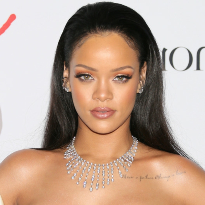Rihanna μαλλιά - ασημένιο κολιέ με μενταγιόν, μαλακά μαύρα μαλλιά, κομψή εμφάνιση