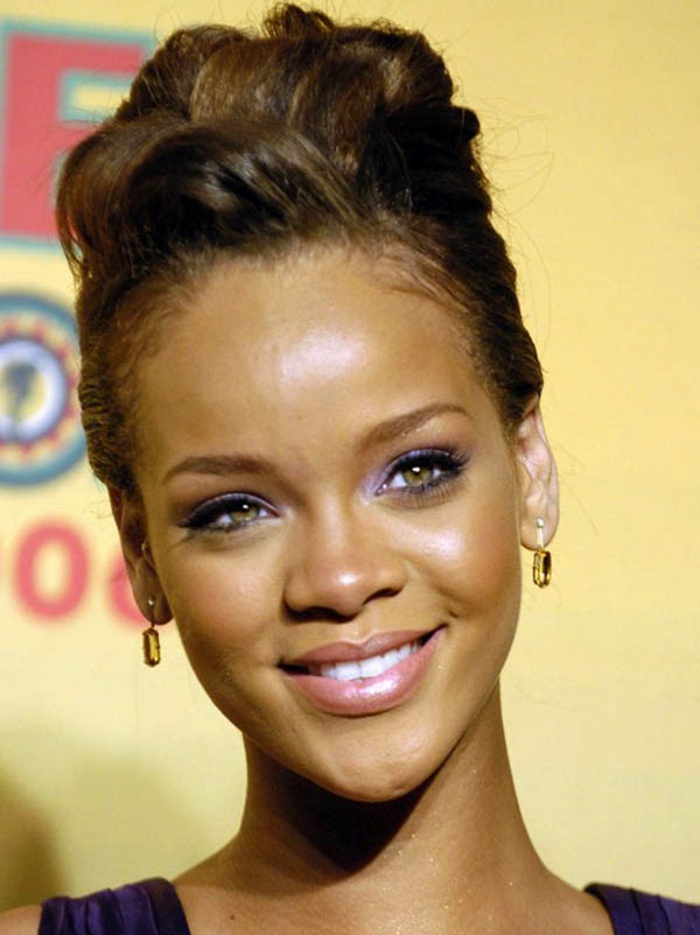 Η Rihanna φαίνεται τόσο συμπάθεια με αυτό το hairstyle, updo hairstyle με μπούκλες - Rihanna μαλλιά