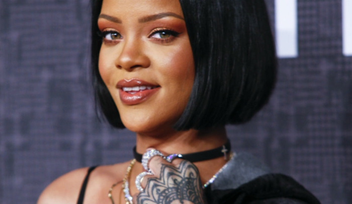 Rihanna μαλλιά, τακτοποιημένο hairstyle bob πολλά δαχτυλίδια και ένα μαύρο γιακά