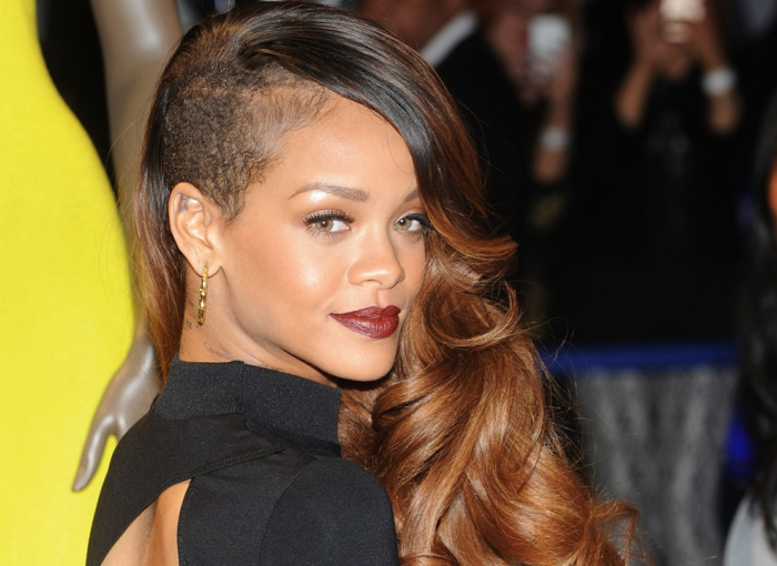 Τα σγουρά μαλλιά της Rihanna έχουν μεγαλώσει λίγο - τα μαλλιά της Rihanna