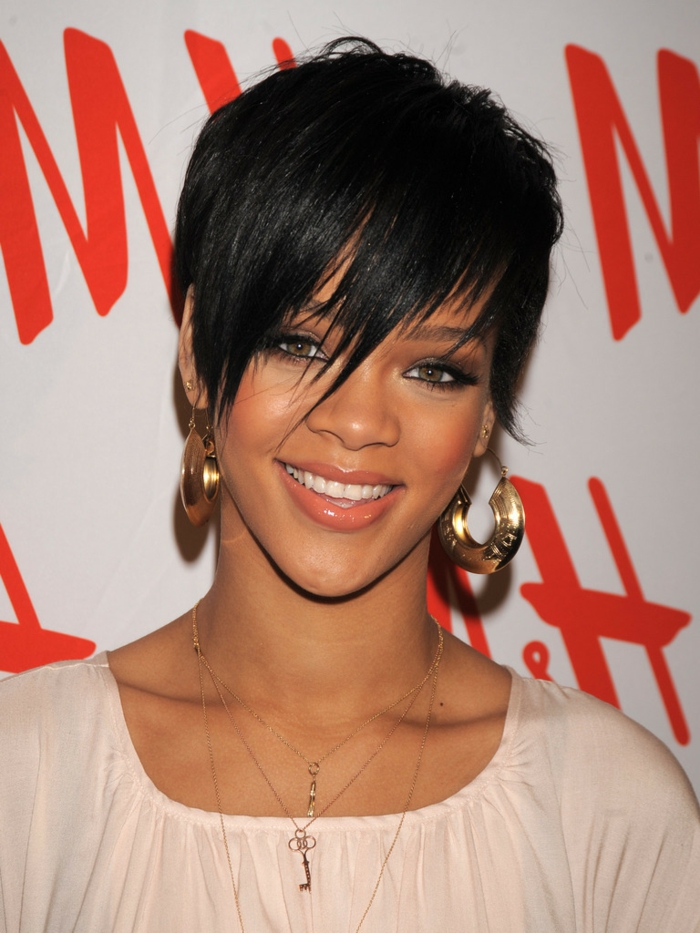 fekete rövid haj Rihanna-ból egy díszes pónonnal és arany fülbevalóval