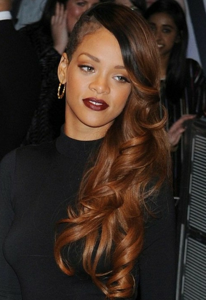 Rihanna hairstyle - pitkä toisella puolella, ajeltu toisella ruskealla värillä