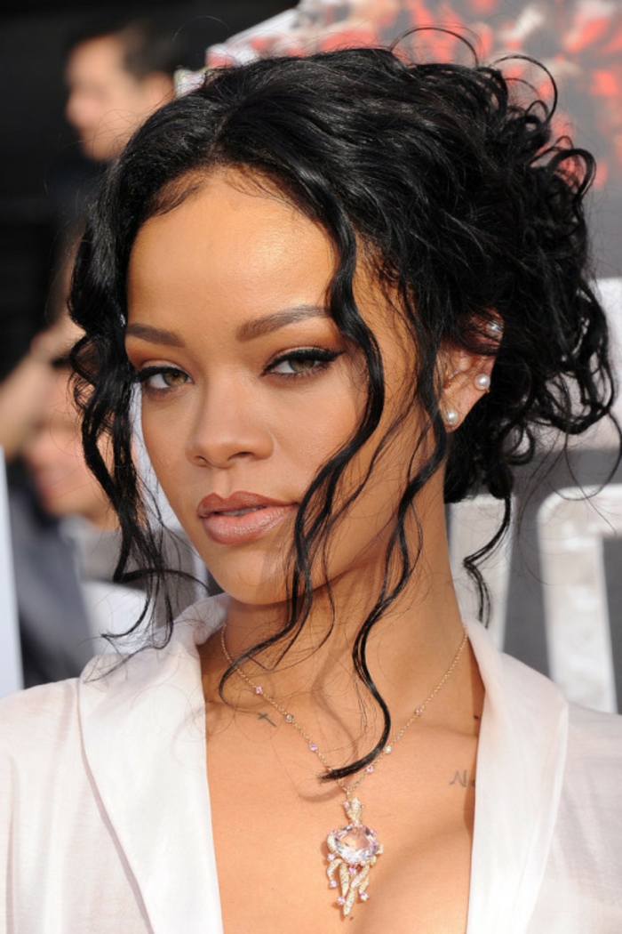 fekete haja, szabad hulló fürtök, egyébként fodrász - Rihanna frizura