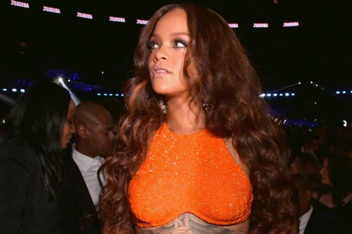 πανέμορφες μπούκλες σε καφέ χρώμα με κόκκινες ανταύγειες, πορτοκαλί μπλούζα - hairstyle Rihanna