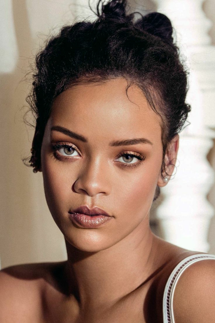 бърза и лесна фризура на Rihanna с малко обици преди няколко години