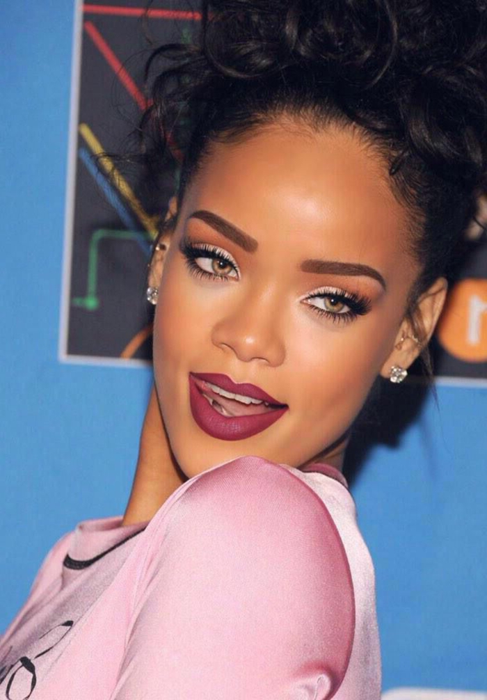 rózsaszín dress updo frizura fürtökkel, kis gyémánt fülbevalók - Rihanna frizurák