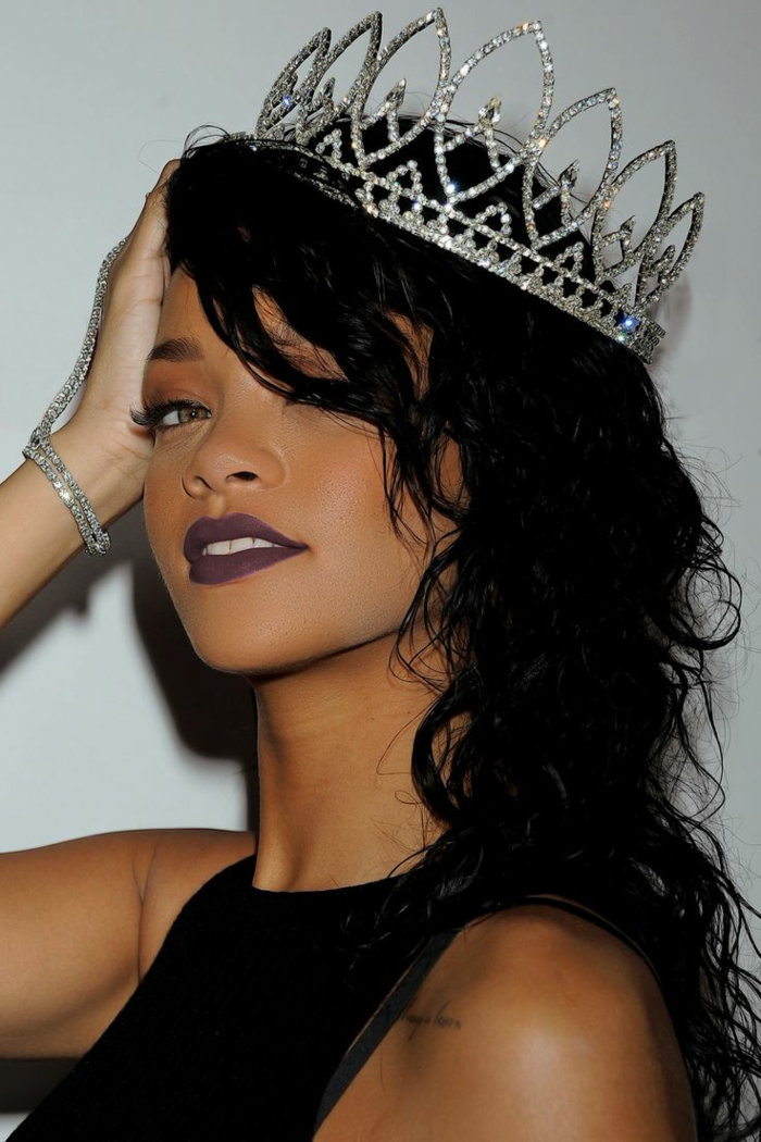 μαύρα μαλλιά με μπούκλες, μεγάλη ασημένια κορώνα, μαύρο κραγιόν - κομμωτήριο Rihanna
