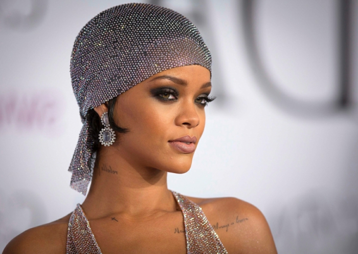 Rihanna rövid haját és ezüst ruháját a ruhával összhangban