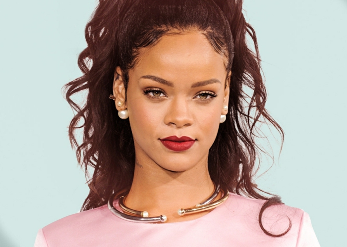 Rihanna rózsaszín ruhával, arany nyaklánc és piros rúzs, gyöngy fülbevalók - képek Rihanna