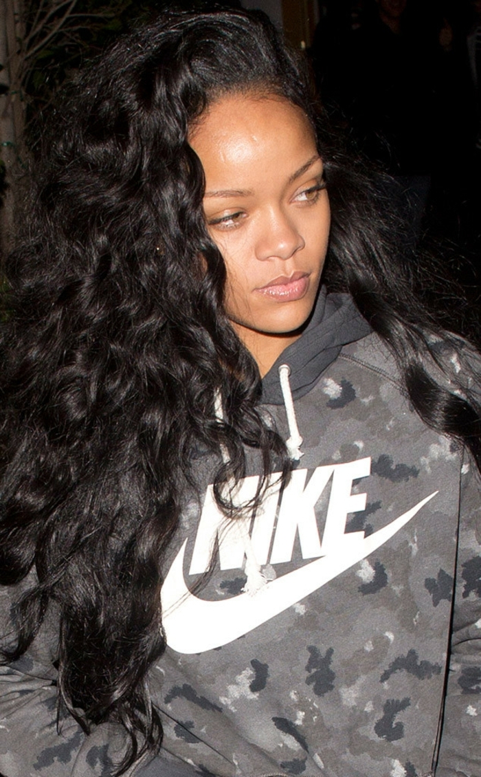 Εικόνες της Rihanna με στολή NIKE - σγουρά μαλλιά φωτογραφία paparazzo