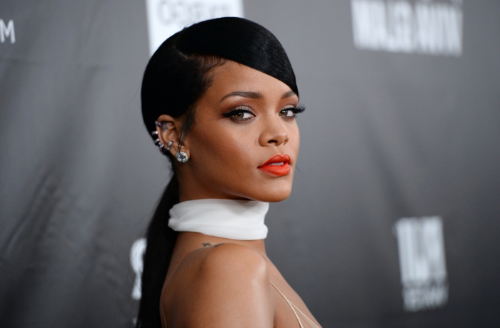 Piros rúzs és fehér sál, fekete haj és ezüst fülbevalók - képek Rihanna