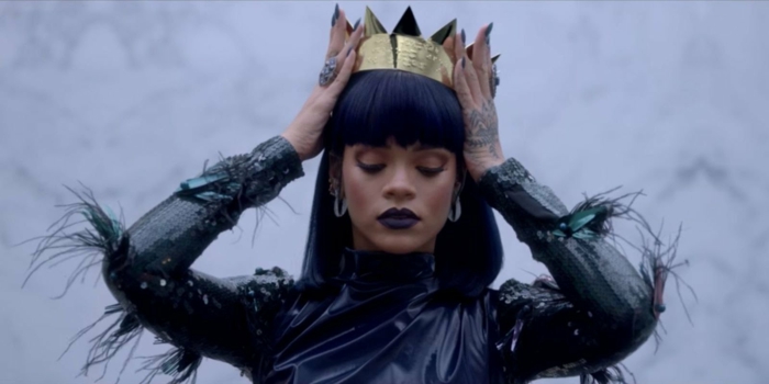 Rihanna frizurája és stílusa a videóiban - arany koronával