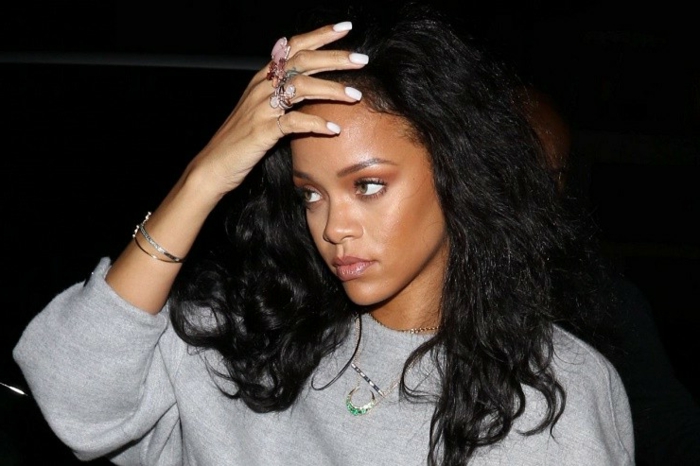 Εικόνες της Rihanna του Paparazzo με πολλά δαχτυλίδια, μακριές φυσικές μπούκλες