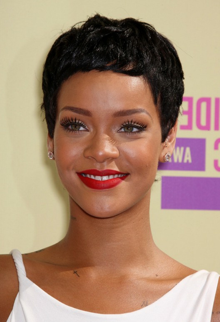 Rihanna Short Hair - تسريحة شعر بسيطة مثل الصبي