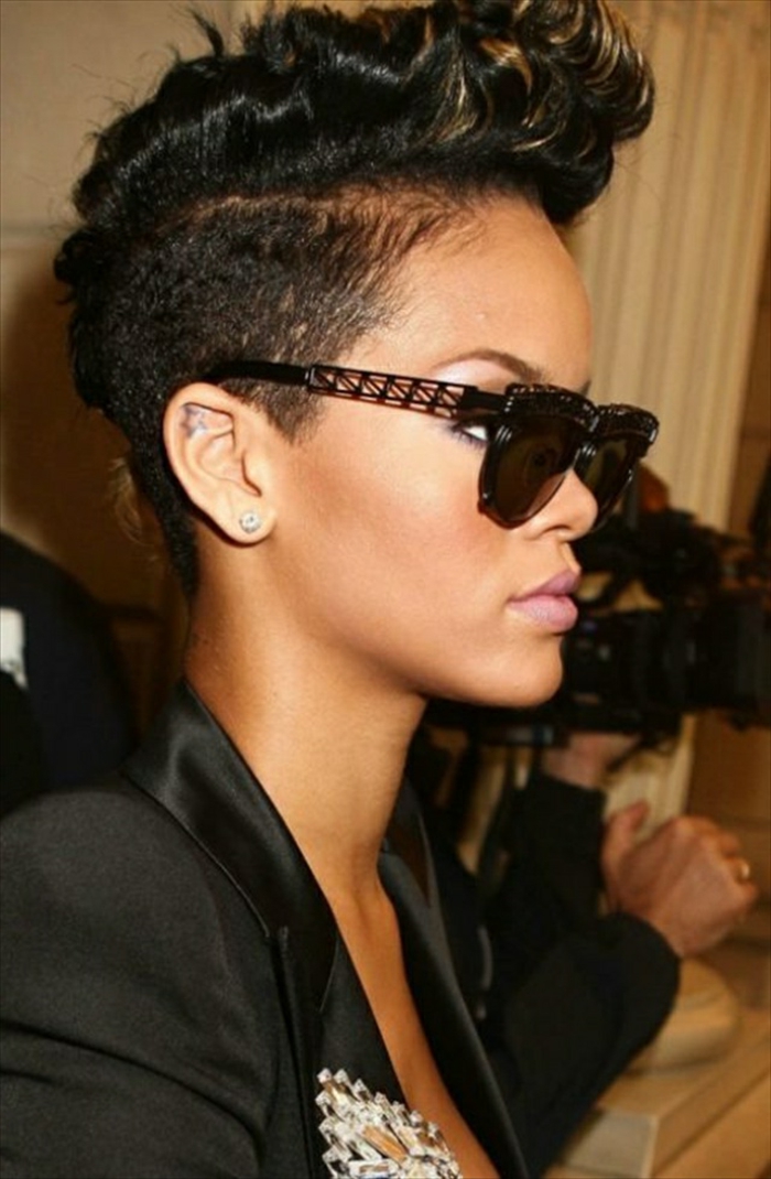 Rihanna μαύρα μαλλιά με μαύρα μαλλιά κάτω από τα μαύρα σχεδιαστικά γυαλιά