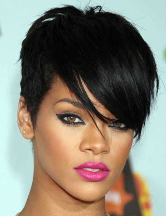 Rihanna rövid hajú, fekete frufru és rózsaszín rúzs, kis fülbevalók