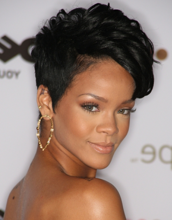 Rihanna-με-ένα-μοντέρνο-look κοντά κουρέματα για τα μαλλιά
