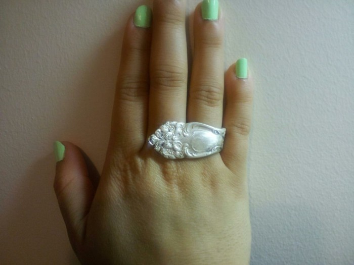 prstenovi-iz-srebrni-se-da-je-prsten-on-the-ruka-sa-zelenim-lak za nokte