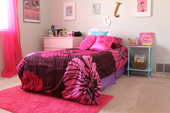 20世纪50年代装饰粉红色床单和地毯的女孩的青年室