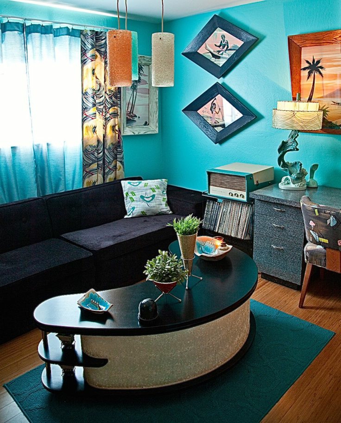 retro sisustus olohuoneessa maalattu sinisellä, jossa on monia elementtejä 50-luvulta