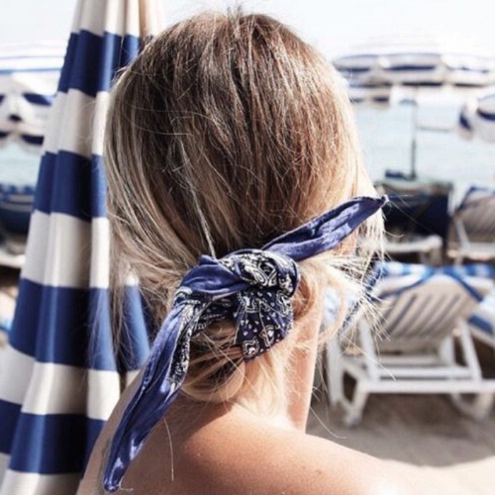 plaža, more, bush hairstyle s plavom bandanom