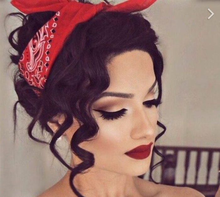 dama s kovrčavom, crnom kosom, frizura s bandanom i crvenim ružem