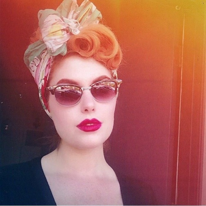 рокабили прическа Chic-жена-с-с руси коси-и-слънчеви очила